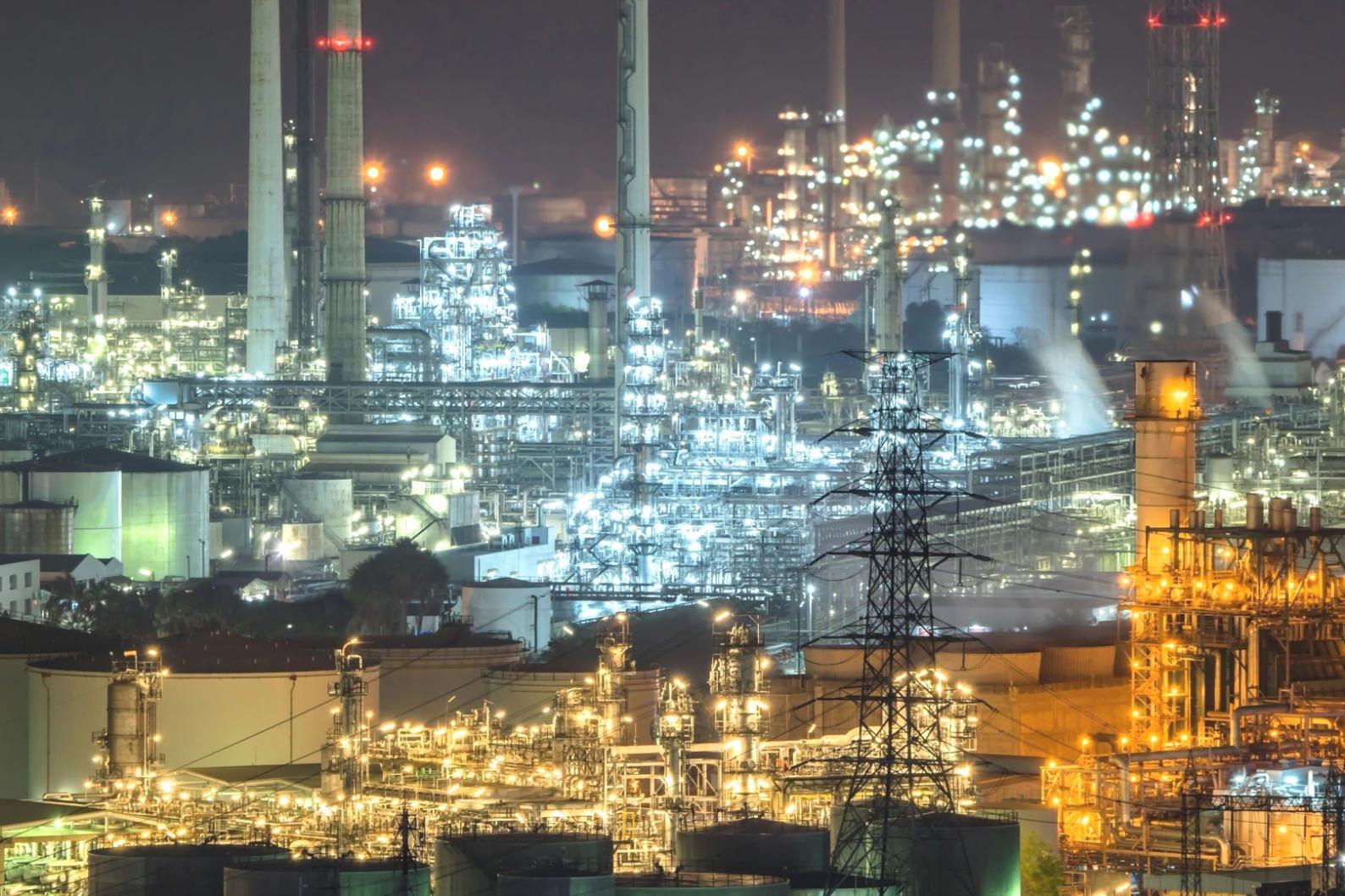 Инженер работает с данными газового месторождения на рабочей станции